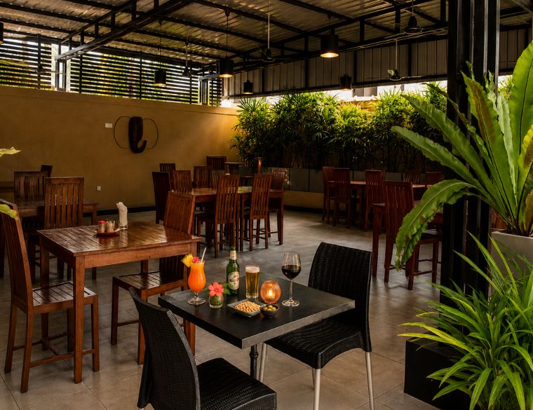 Bar and lounge at Garden Beach Hotel Kalutara